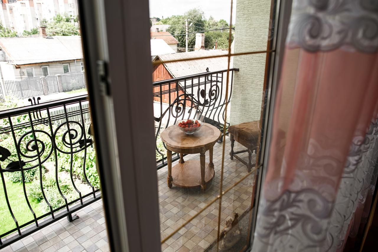 Sweet Home Hostel / Guest House Chernivtsi Exterior foto