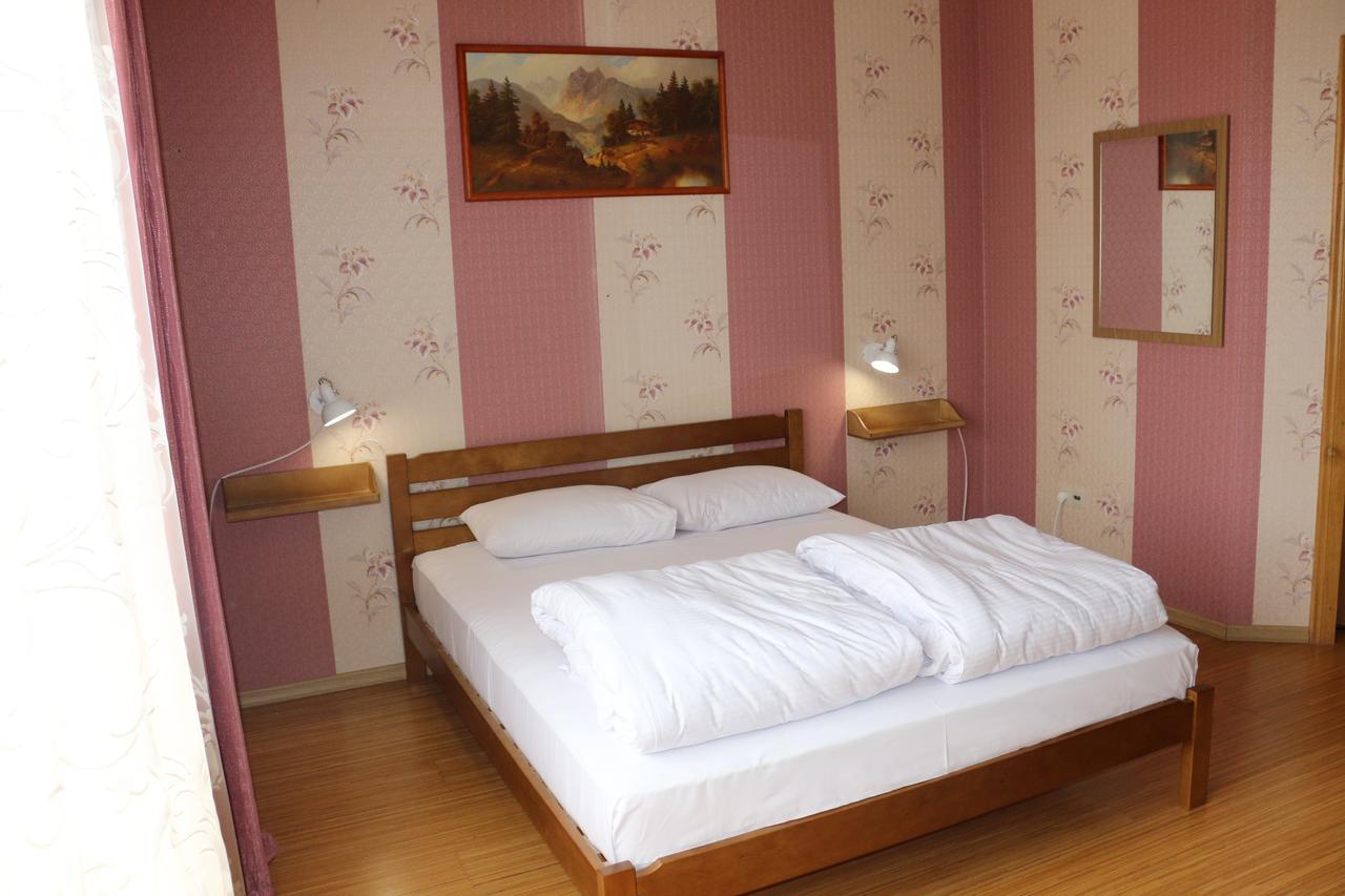 Sweet Home Hostel / Guest House Chernivtsi Exterior foto