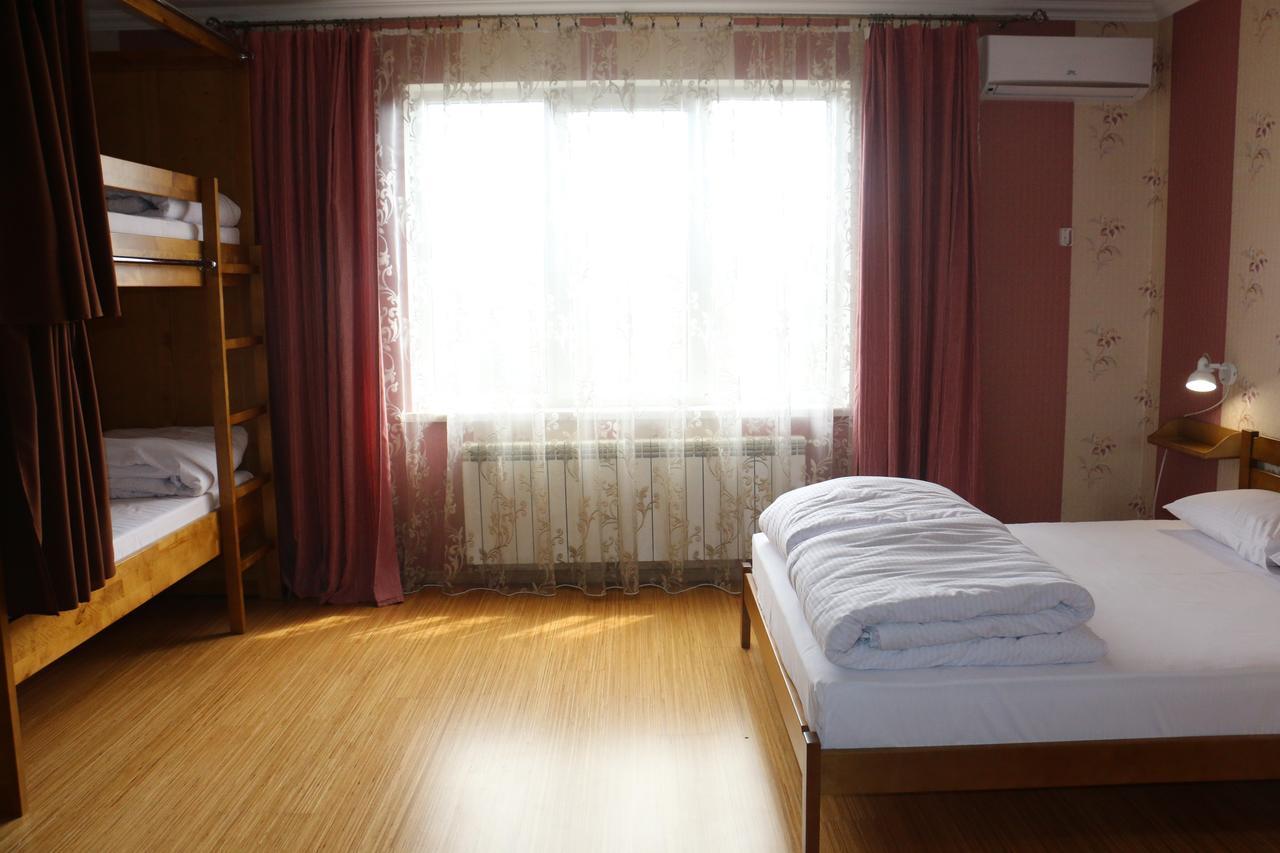 Sweet Home Hostel / Guest House Chernivtsi Exterior foto