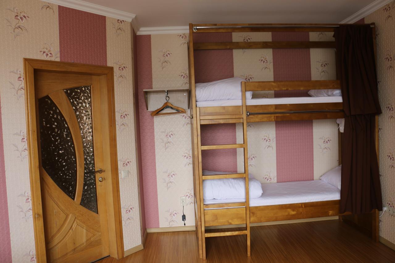 Sweet Home Hostel / Guest House Chernivtsi Exterior foto